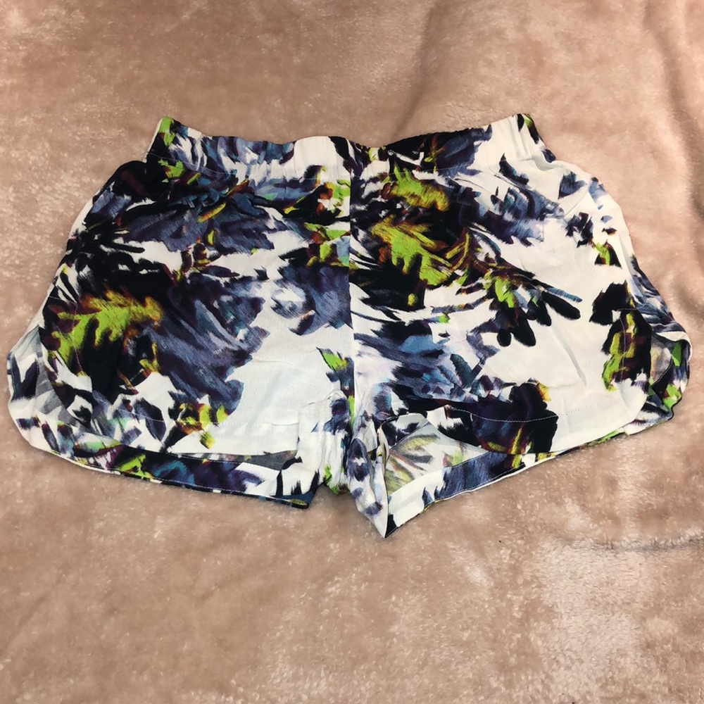 Elastic band high waist shorts